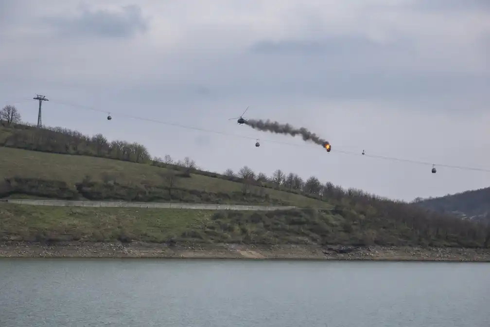 Gyrocopter raakt kabelbaankabels in Piëmont, vliegt in brand: twee doden