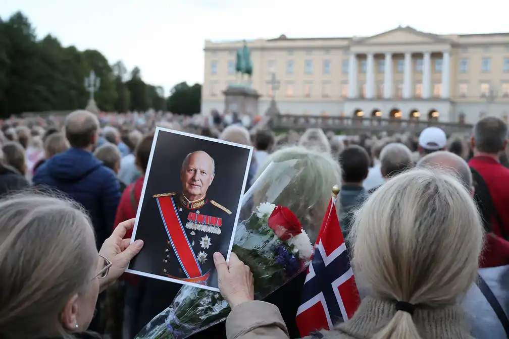 Honderden Noren tonen steun aan zieke koning Harald