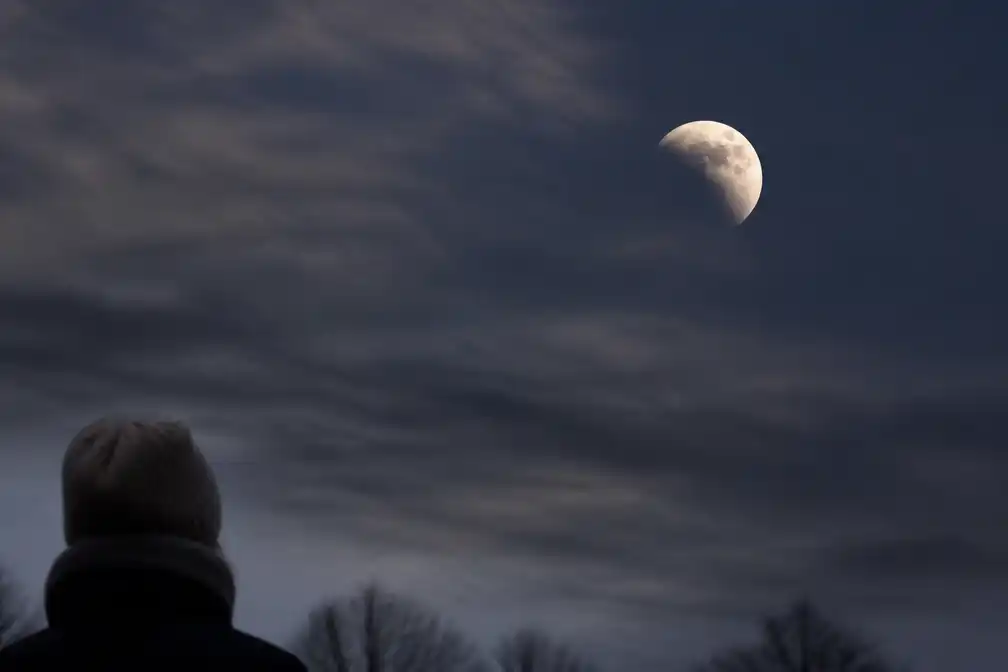 Gedeeltelijke maansverduistering vrijdagochtend vroeg te zien in Nederland