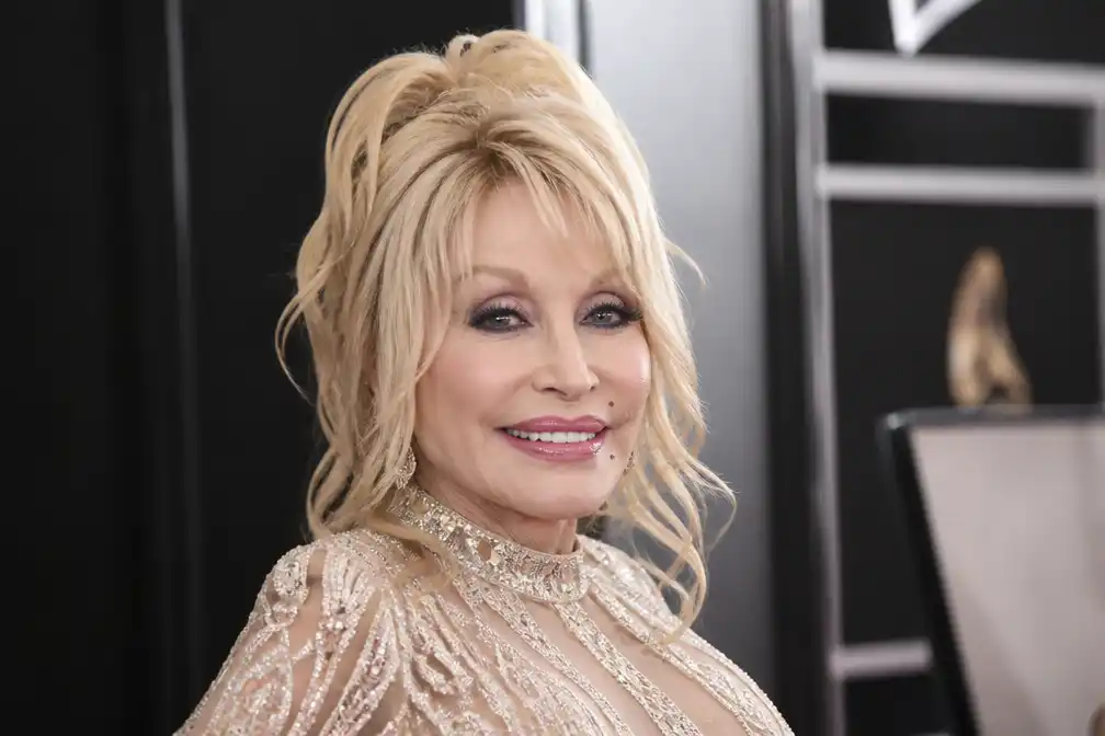 CNN biedt familie Dolly Parton excuses aan na foto van imitator in overlijdensbericht