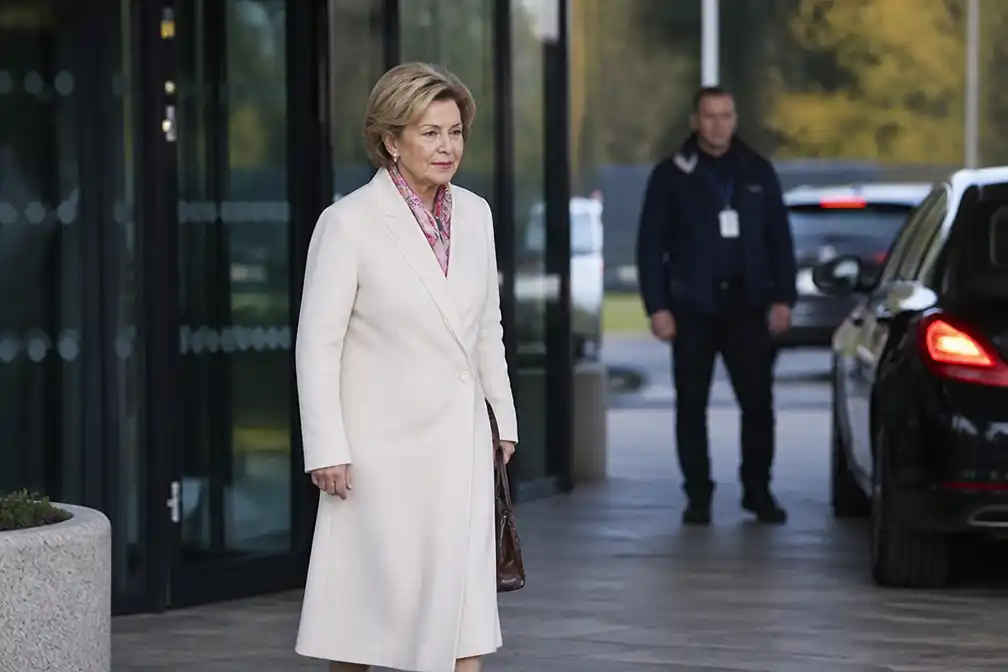 Koningin Sonja vroeg aangekomen bij ziekenhuis Oslo waar koning Harald is opgenomen