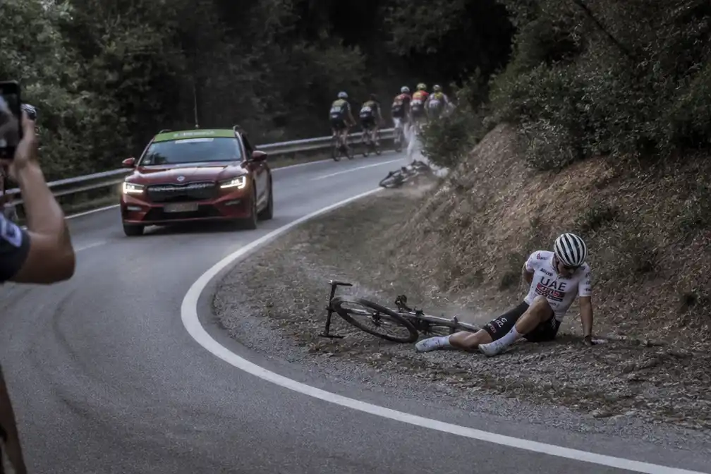 Pogacar en anderen vliegen uit bocht in Vuelta-afdaling, wedstrijdwagen ontsnapt op het nippertje