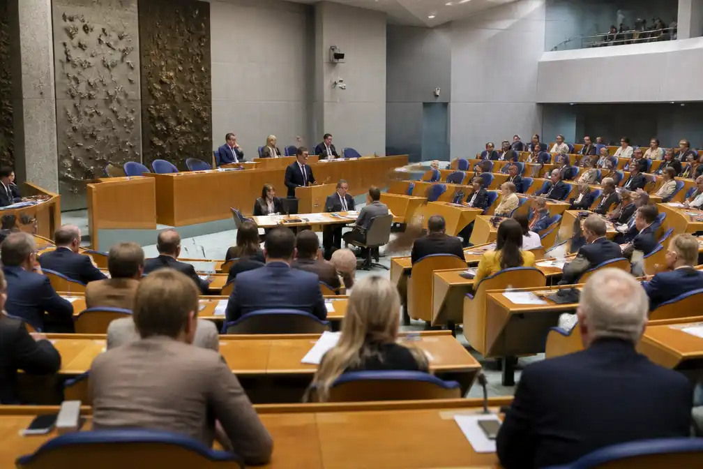Kamermeerderheid wil dat minister ON! uit publieke omroep haalt