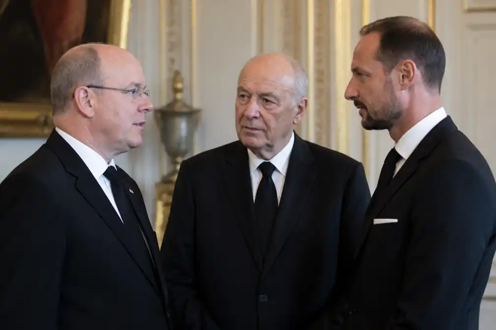 Albert van Monaco eert overleden Noorse koning Harald V