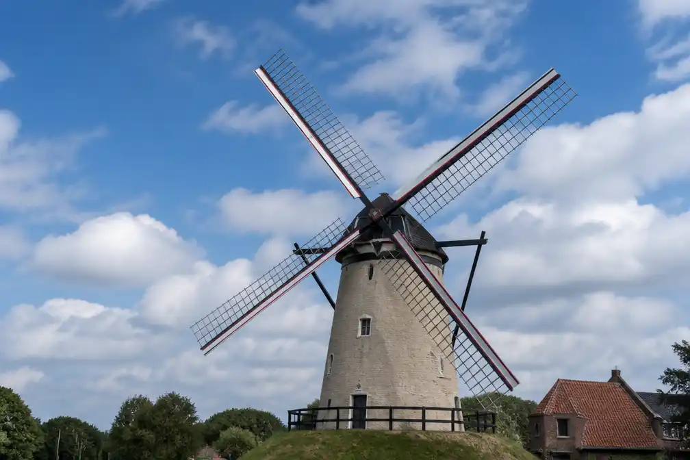 Stenen Molen in Zwevegem draait weer na meer dan 30 jaar