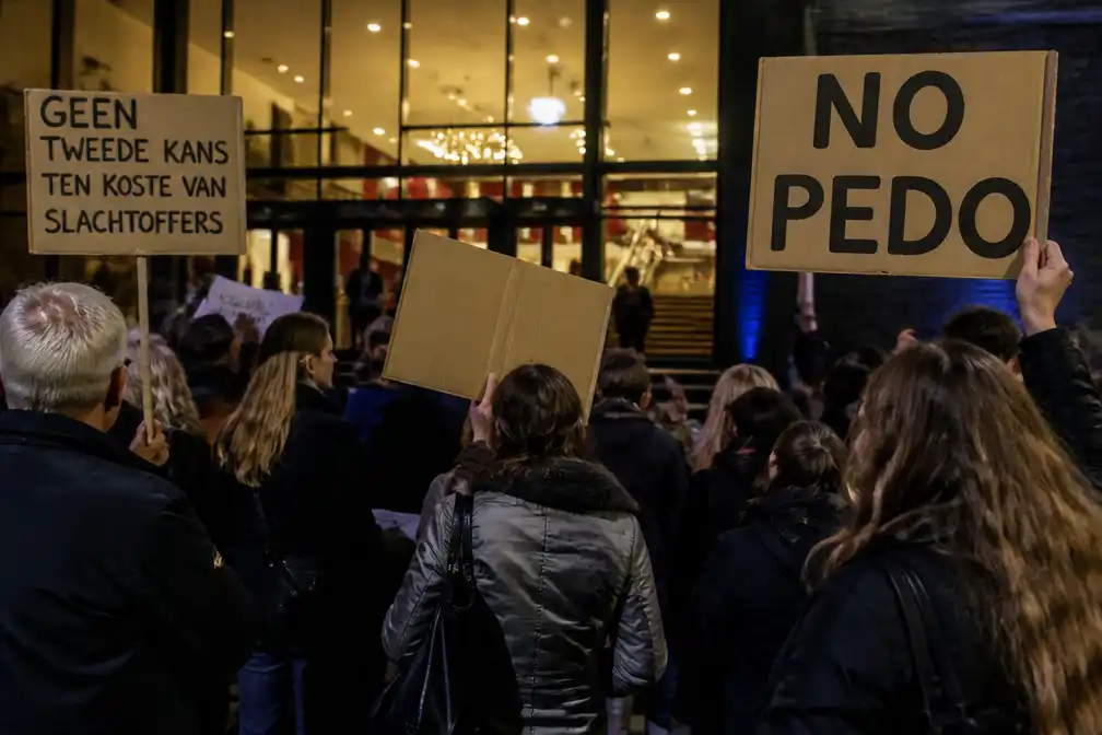 Demonstranten bij theatervoorstelling Thijs Römer