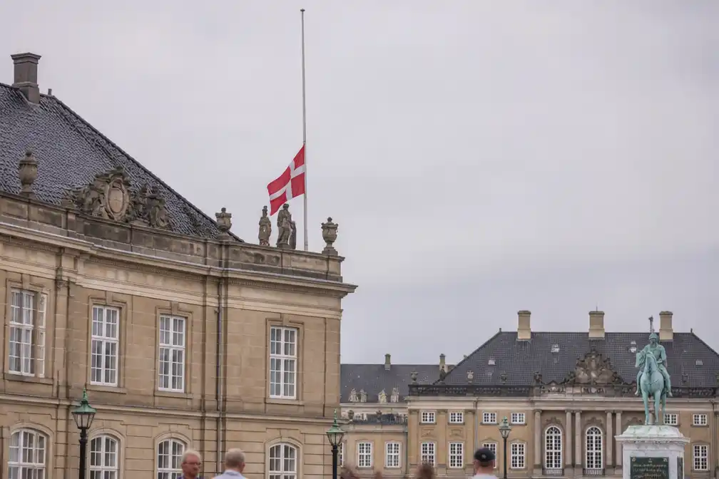 Deens koningshuis hangt vlag halfstok na overlijden koning Harald