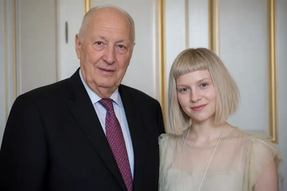 AURORA neemt afscheid van koning Harald: 'Een bescheiden man, grootvader van onze natie'