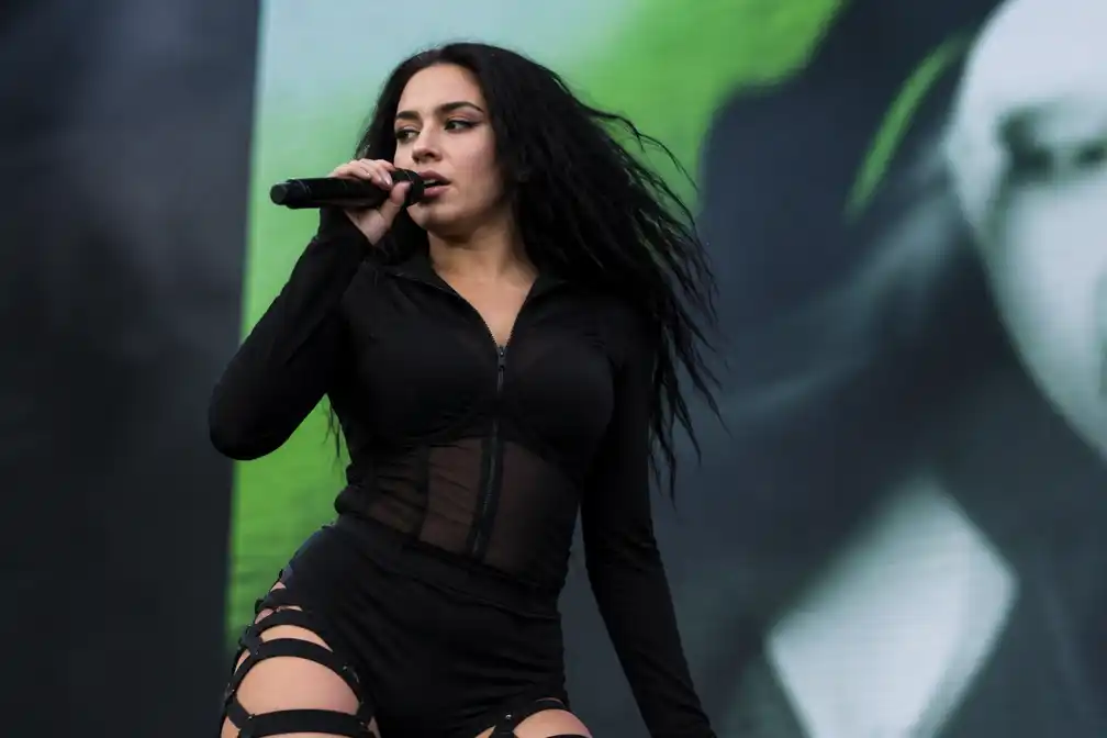 Charli XCX en Fontaines DC openen Reading Festival 2026 als headliners