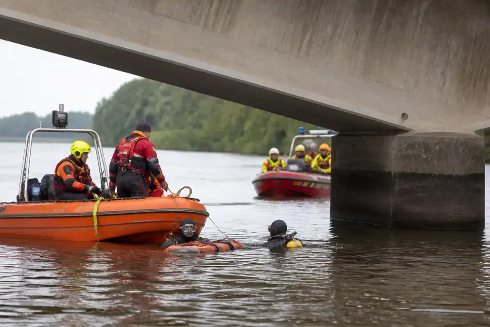 Brandweer oefent bootongeval met drenkelingen onder Mirabrug