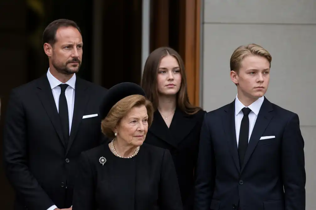 Koning Haakon en kinderen herdenken overleden koning Harald in Asker