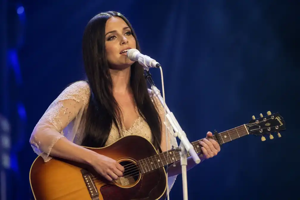 Kacey Musgraves eert Dolly Parton met eerbetoon tijdens concert in Boston