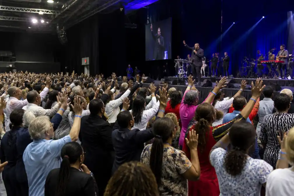 Steenrijke Amerikaanse evangelist op Greater Faith Conference in Dussen trekt kritiek