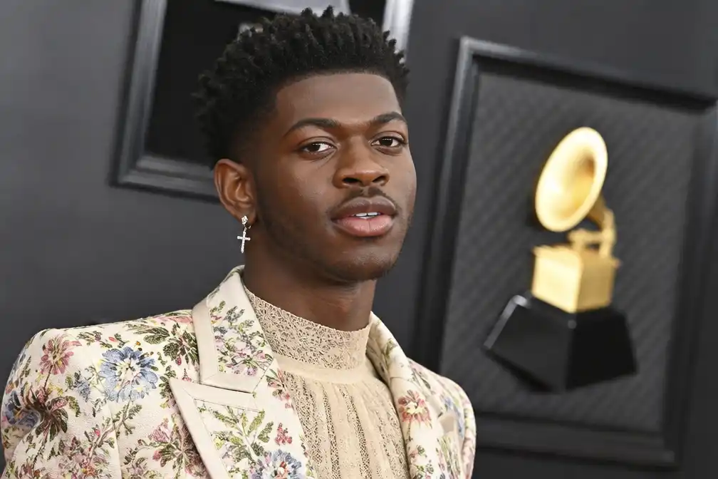 Lil Nas X maakt overlijden van zijn moeder Tameka Hill bekend op Instagram