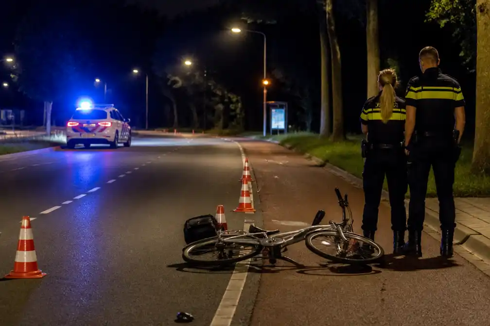 Fietser (82) overleden na aanrijding in Oss; politie zoekt doorrijder