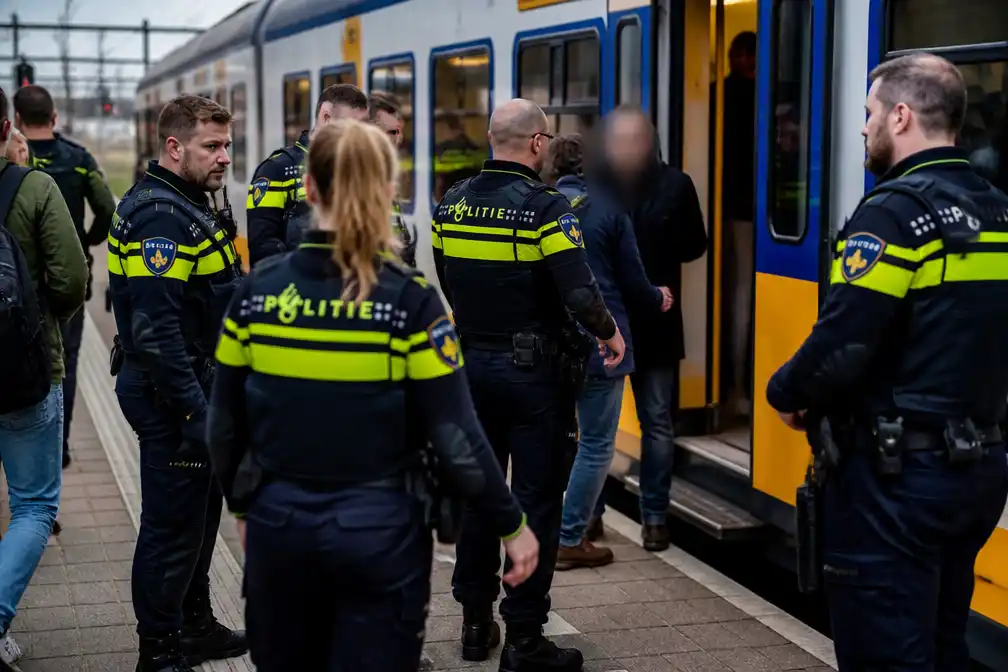 Reiziger trekt noodrem in bomvolle trein bij vechtpartij Wormerveer