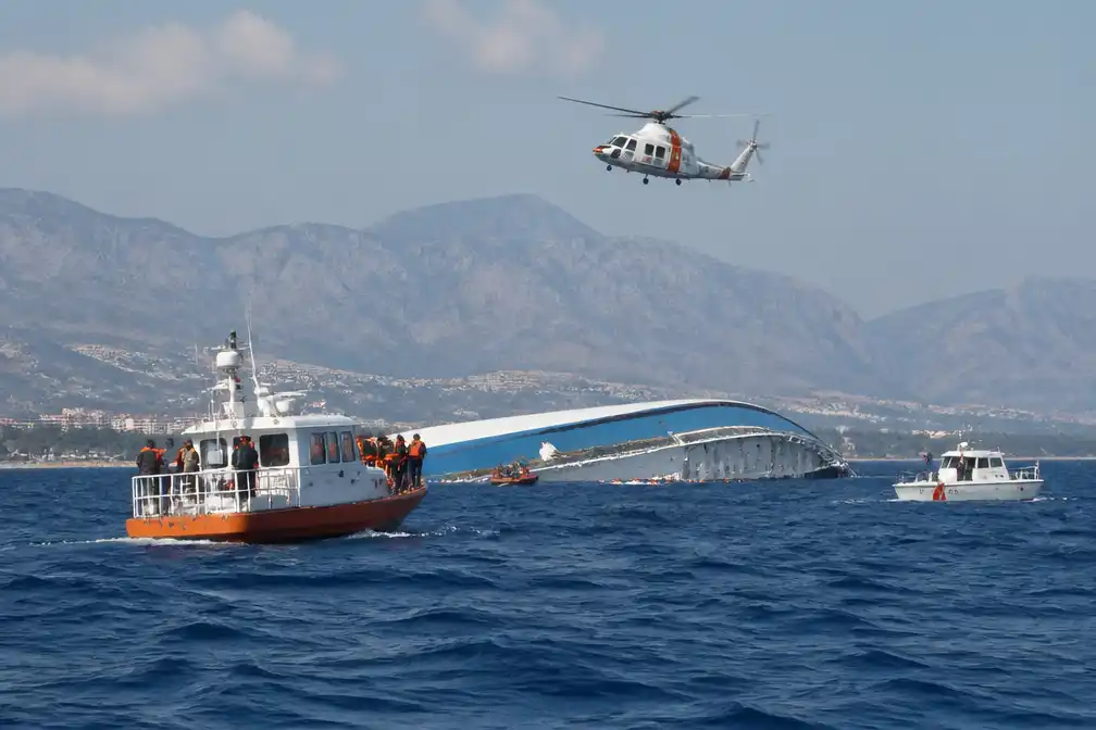 Veerboot met 270 opvarenden gekapseisd voor kust van Cyprus