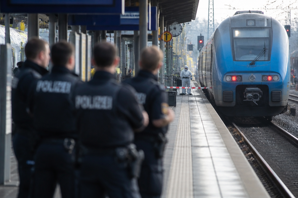 Britse vrouw (31) doodgestoken in Duits treinstation; verdachte opgepakt