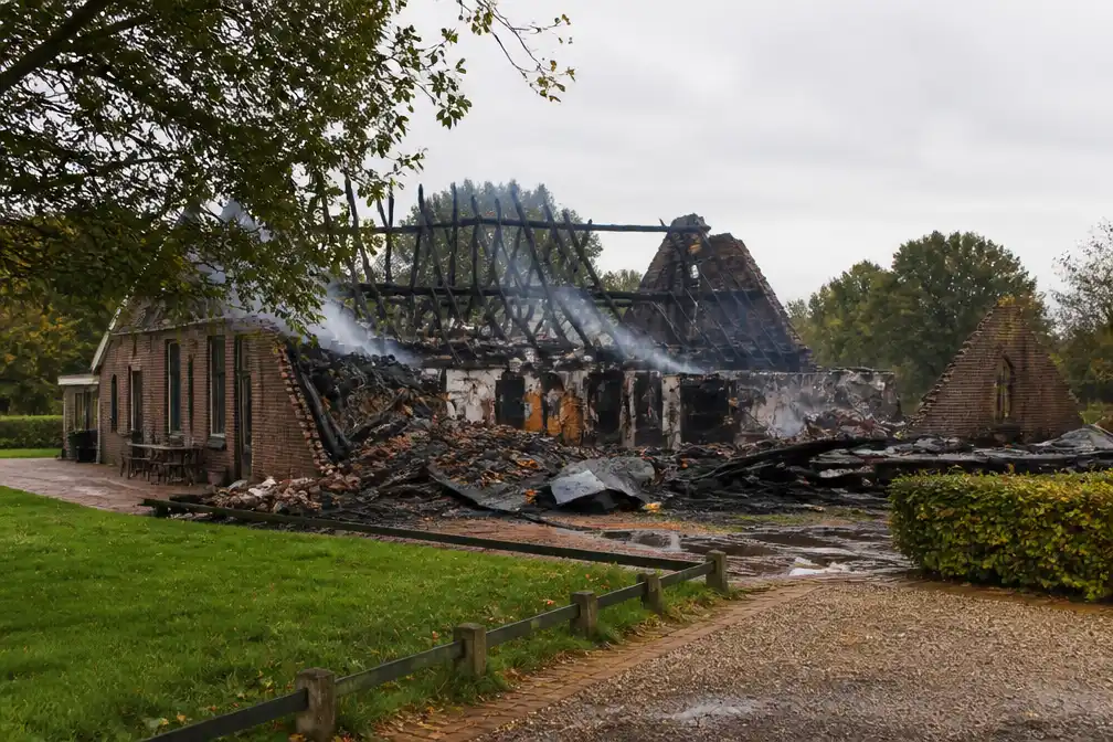 Brand verwoest gerenoveerde droomboerderij uit 1811 bij Hengelo na restauratie van 2,5 jaar