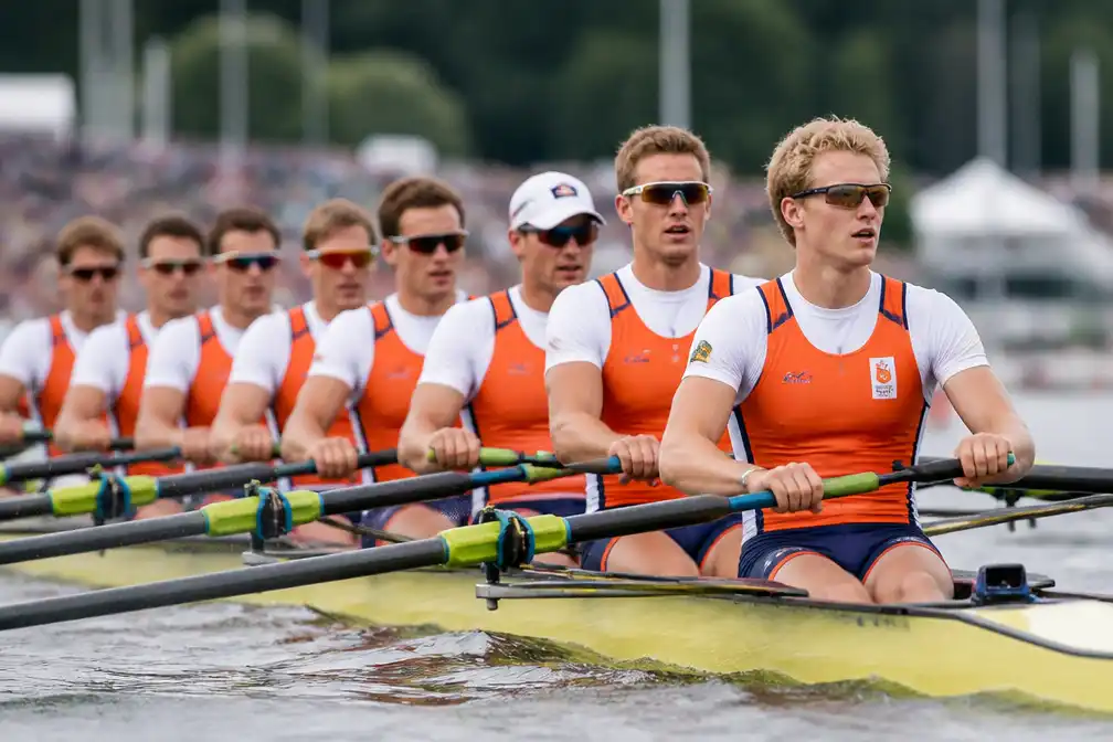 Holland Acht wint WK-goud in wereldrecord; Rienks noemt goud niet hoogtepunt