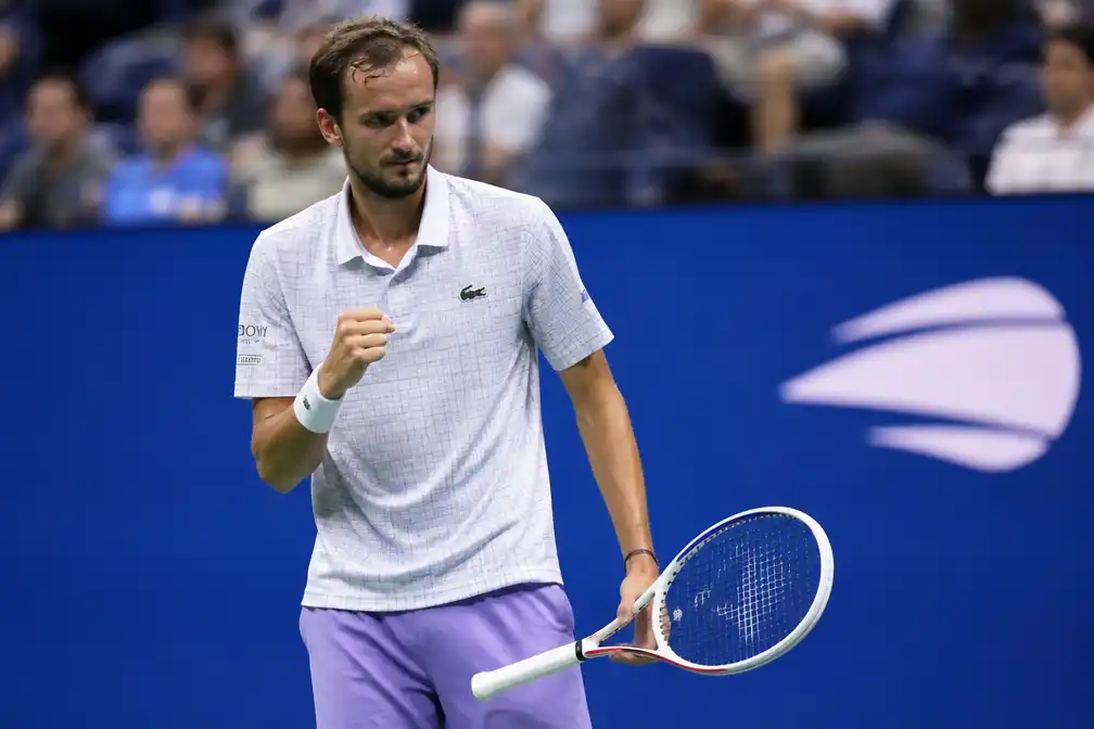 Medvedev verslaat Gaston en bereikt tweede ronde US Open