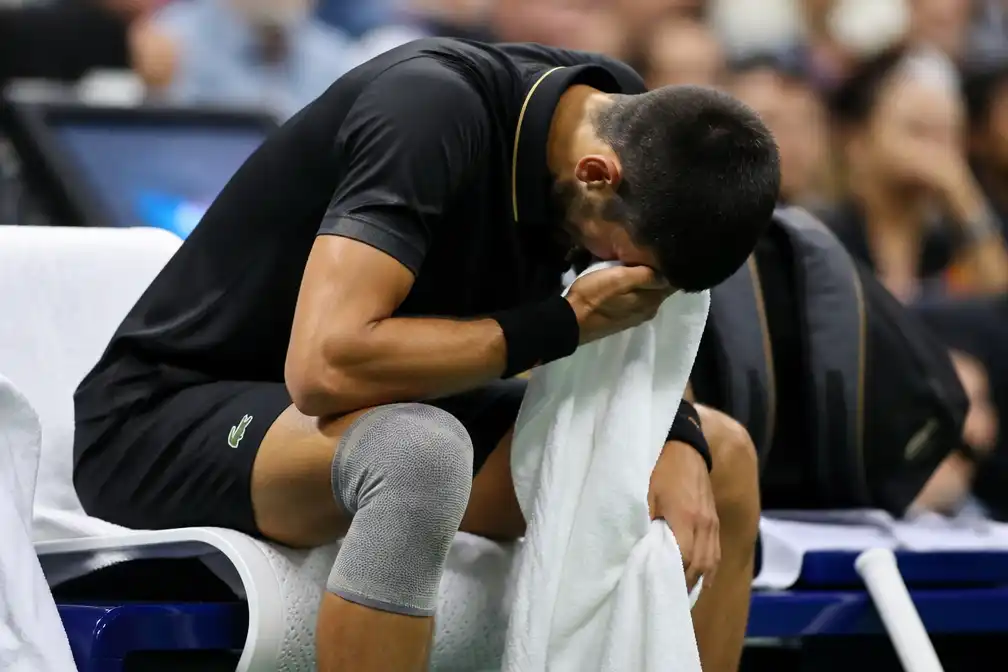 Djokovic huilend en na overgeven uitgeschakeld in eerste ronde US Open