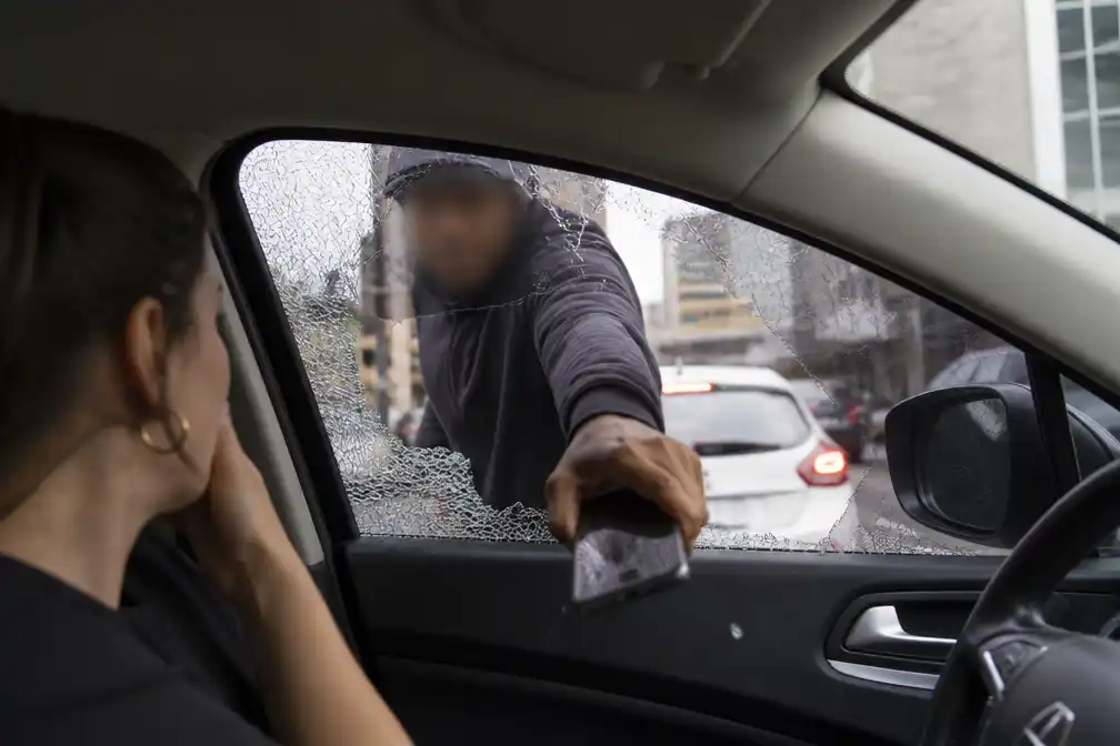 Braziliaanse influencer beroofd in São Paulo, dief slaat ruit in en grist telefoon weg