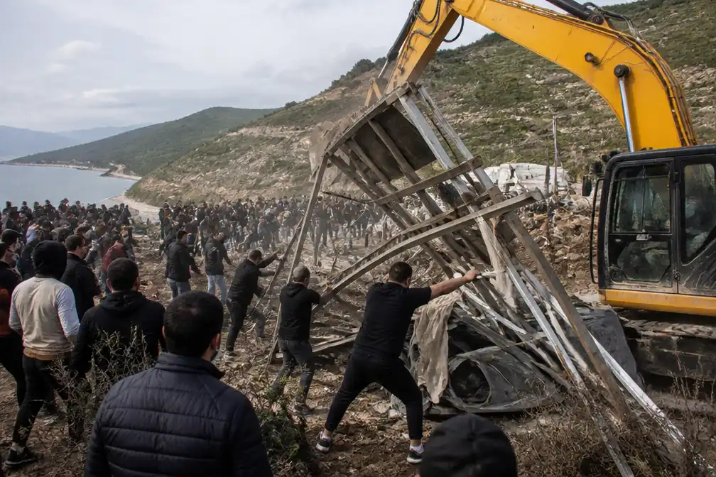 Woedende demonstranten vernielen bouwplaats luxeresort in Albanië