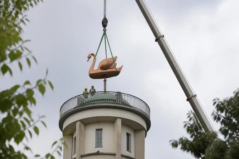 Koperen zwaan staat weer op watertoren van Heist-op-den-Berg na restauratie