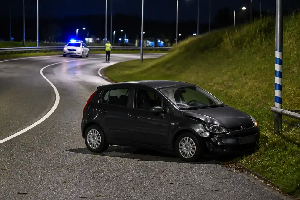 Vijf vluchten na crash in Mario Kart-bocht in Groningen; politie zoekt bestuurder