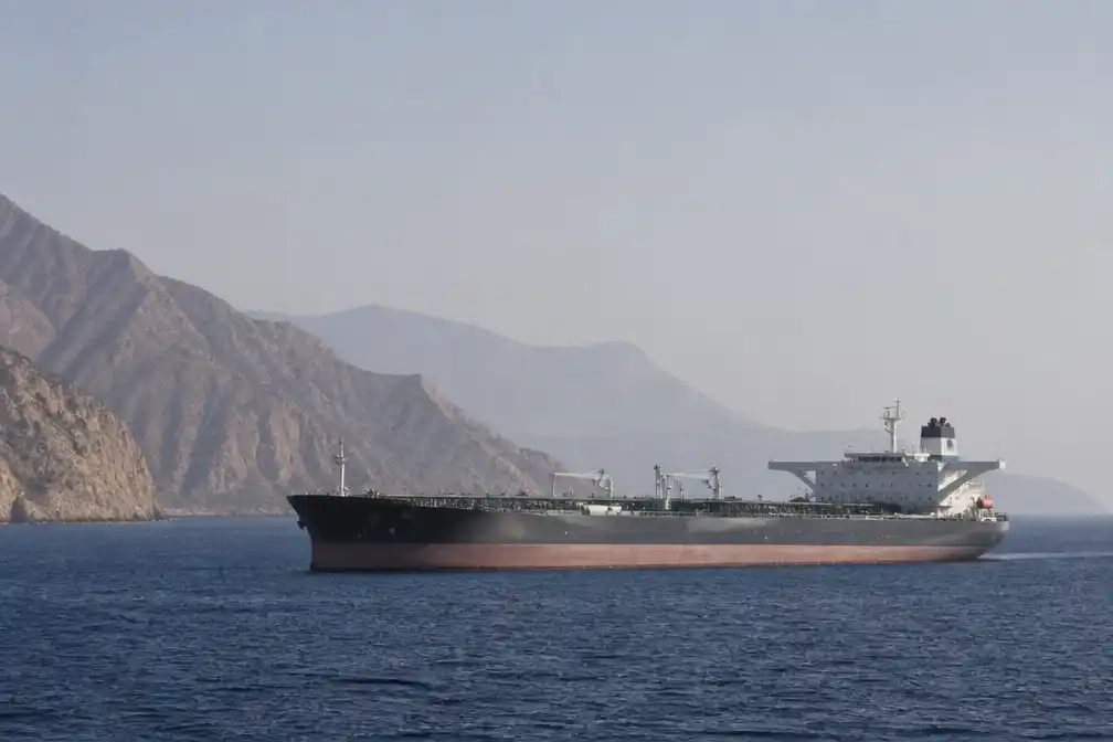 Tanker bij uitvaren Straat van Hormuz drie keer getroffen, meldt UKMTO
