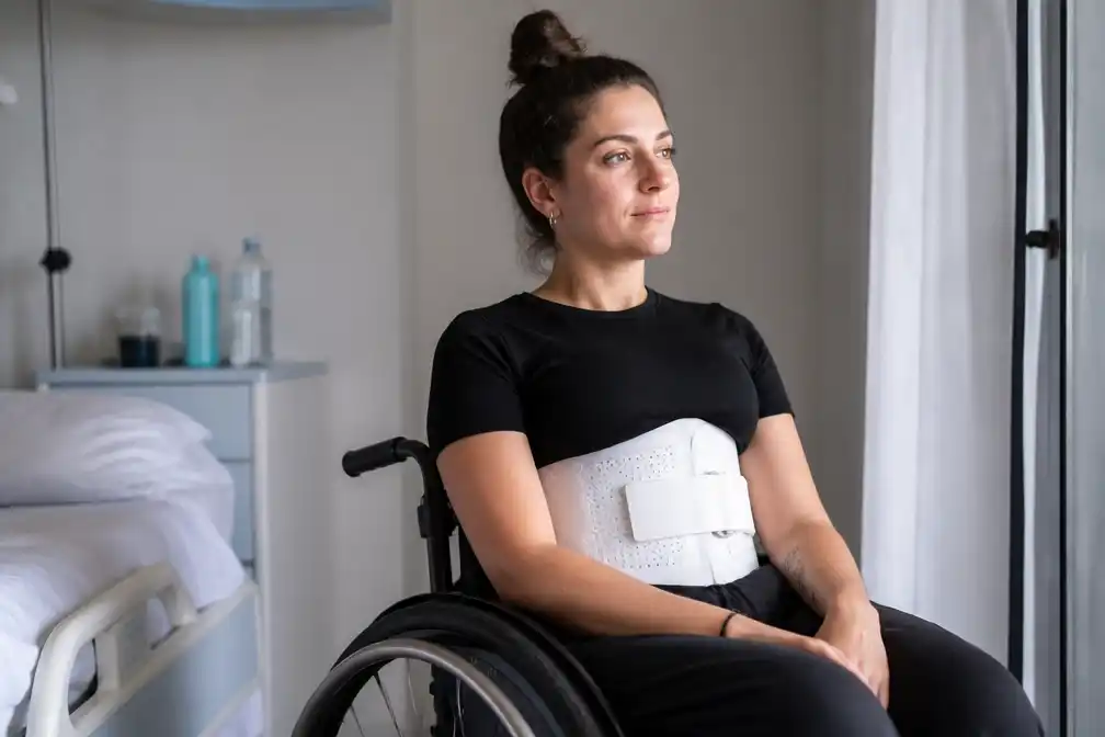 Italiaanse mountainbikester Chiara Teocchi na allergische reactie bij rugoperatie in rolstoel