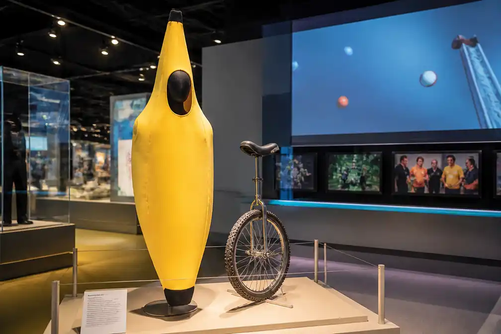 Beeld & Geluid eert Johan Vlemmix met bananenkostuum en eenwieler
