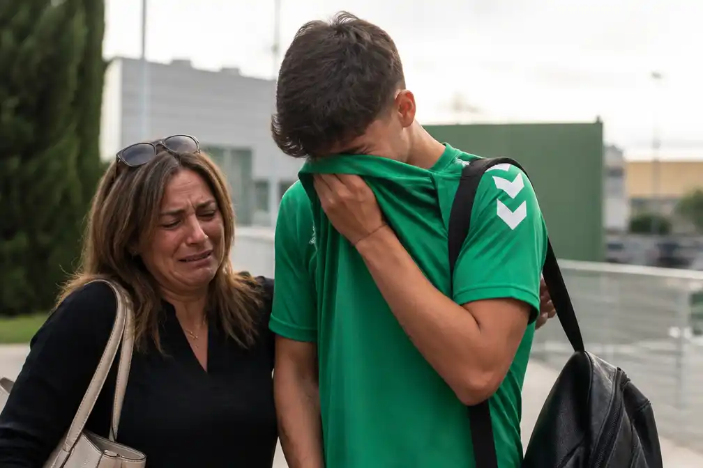 Pablo García (20) en zijn moeder huilen bij afscheid van Real Betis na transfer