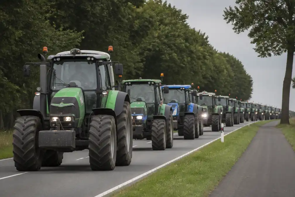 Trekkers rijden in colonne naar Leeuwarden voor boerenprotest