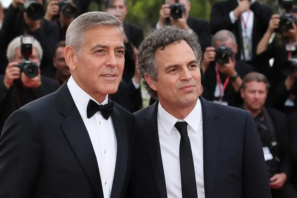 Clooney steunt Ruffalo in Venetië na antisemitisme-beschuldiging Paramount