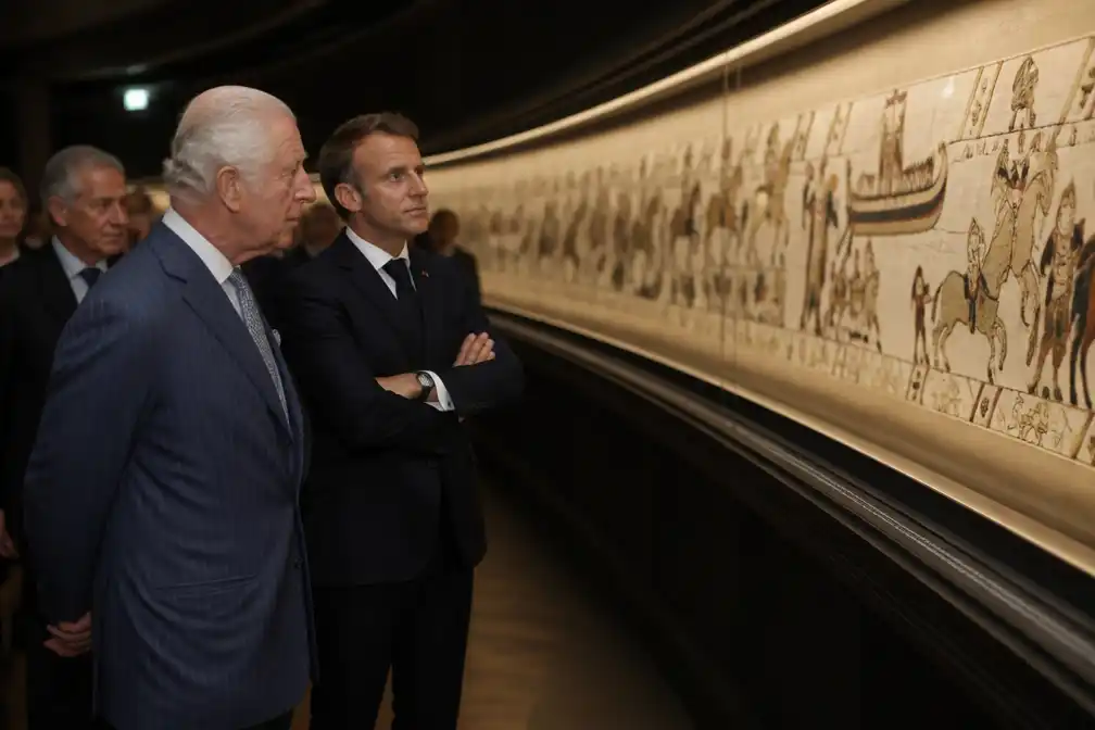 Charles en Macron prijzen Tapijt van Bayeux als symbool van vertrouwen in Londen