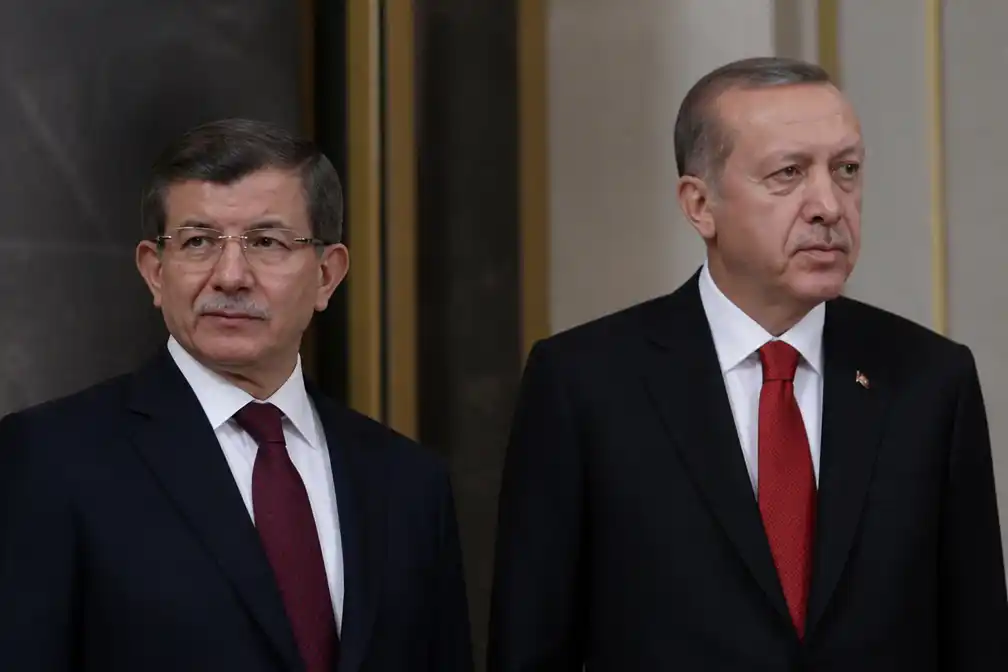 Turks onderzoek naar oud-premier Davutoğlu om beledigen Erdogan