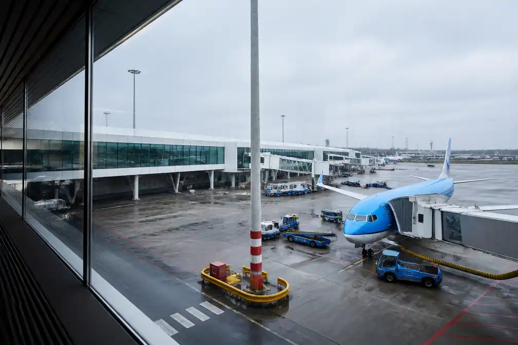 Koning Willem-Alexander bedankt voor opening A-pier Schiphol, pier kan eerder open