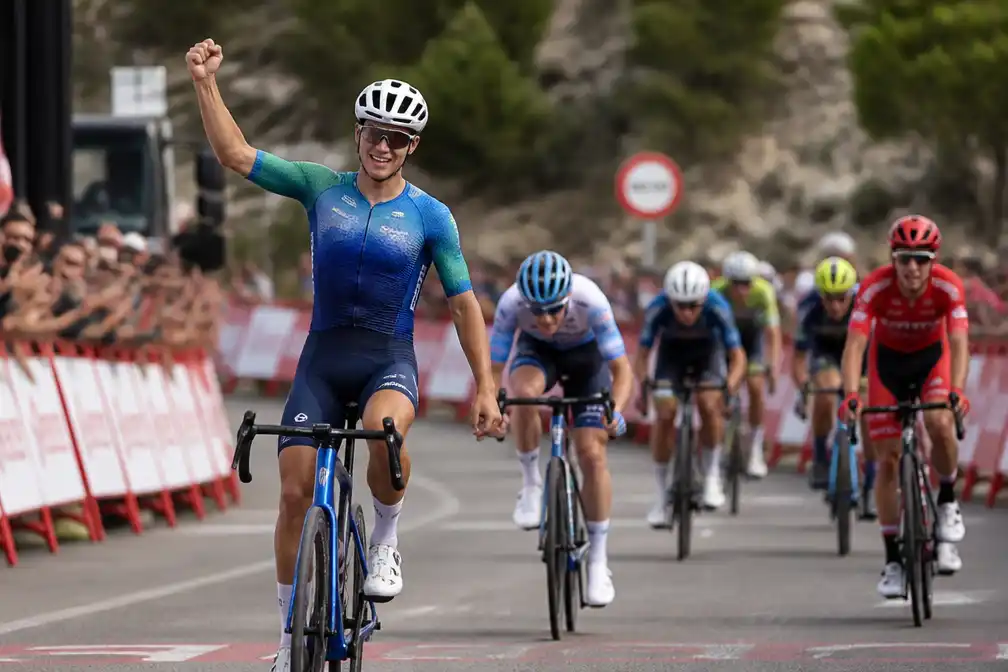 Omrzel wint Vuelta-rit vanuit vlucht, leider Mas pakt tijd op concurrentie
