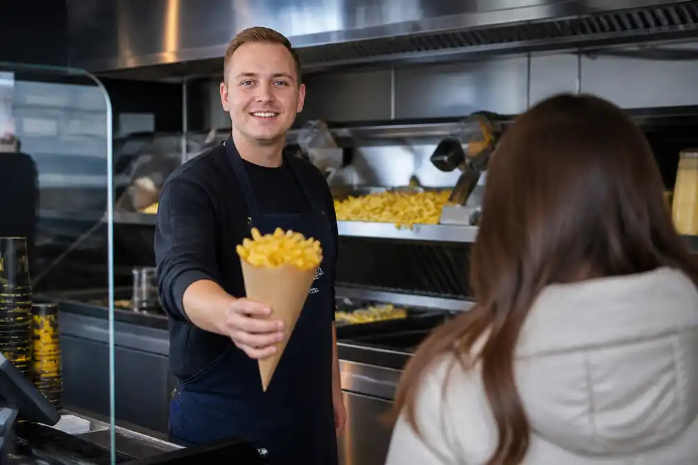 Average Rob haalt via crowdlending geld op voor uitbreiding van frituurketen La Patate