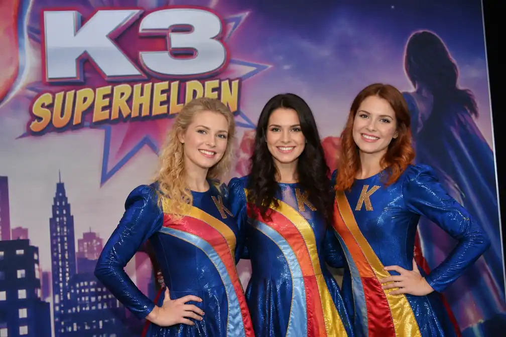 K3 kondigt nieuwe theatershow aan; zwangere Hanne mist start tournee