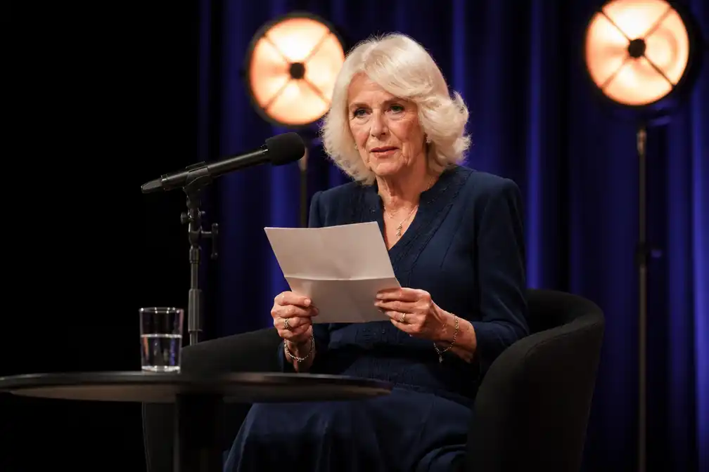 Koningin Camilla verrast bij Letters Live met brief van koningin-moeder