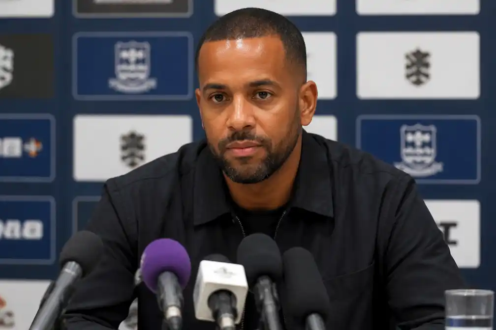Southend United-coach Kieron Dyer gaat viraal met Michael Jackson-nummers op persmoment