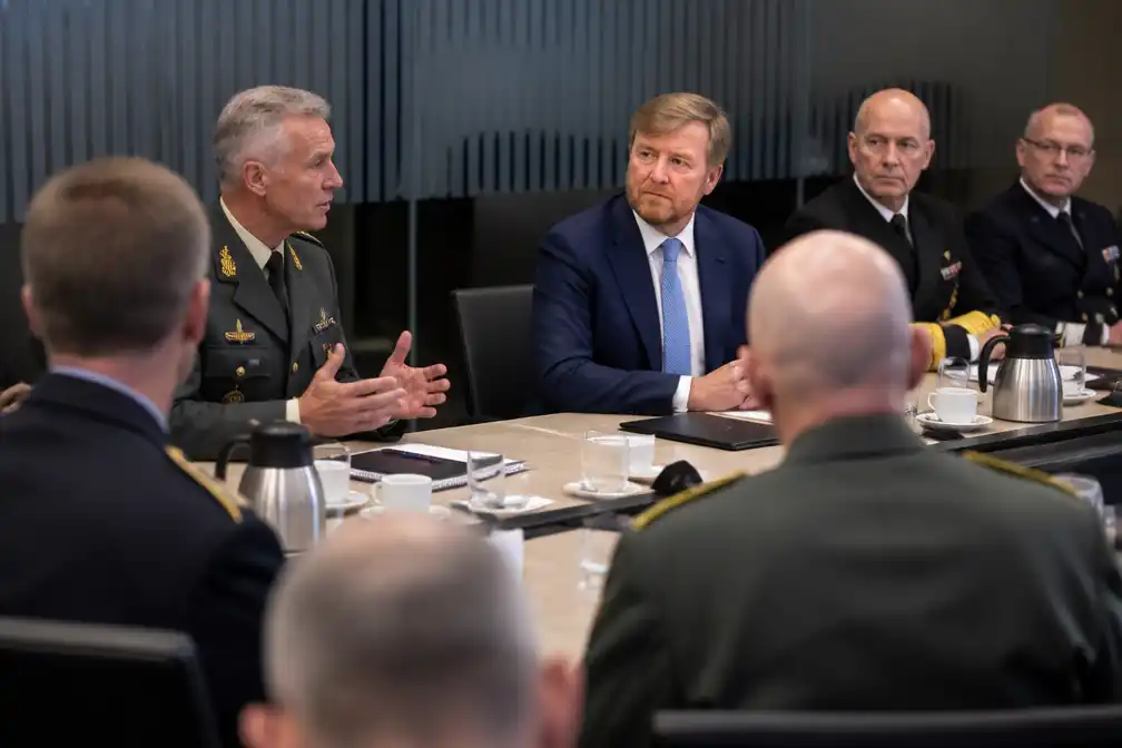 Koning Willem-Alexander bezoekt Krijgsmachtraad op ministerie van Defensie
