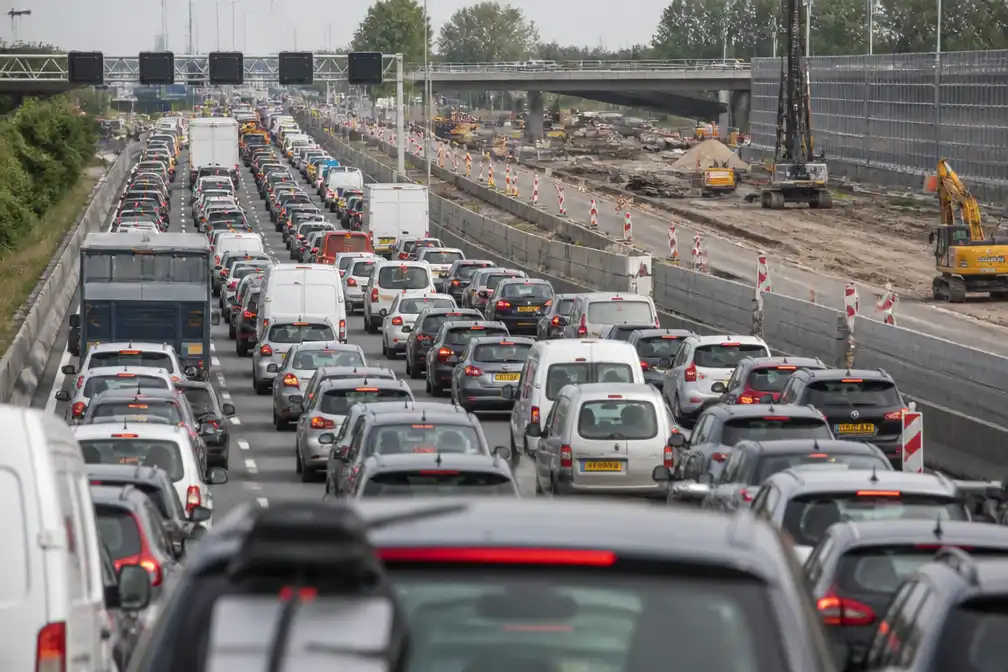 Rotterdamse regio waarschuwt voor ongekend verkeersinfarct en roept werkgevers op