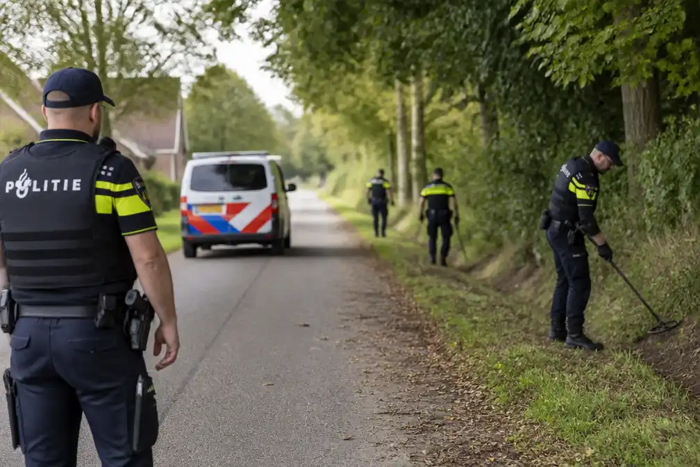 Politie zet zoekacties in Overasselt voort na vondst wapens