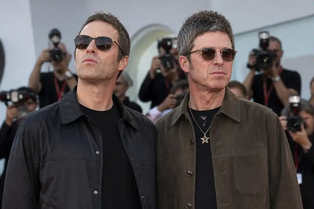 Gallagher-broers op wereldpremière Oasis-docu in Venetië; tour 2027 gemeld