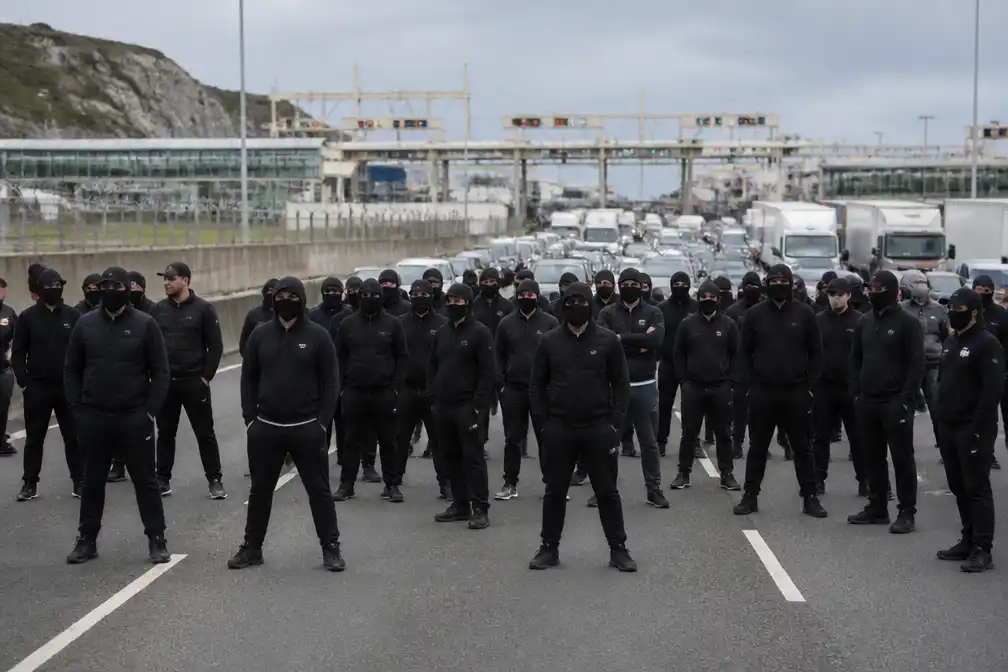 Gemaskerde demonstranten blokkeren haven van Dover