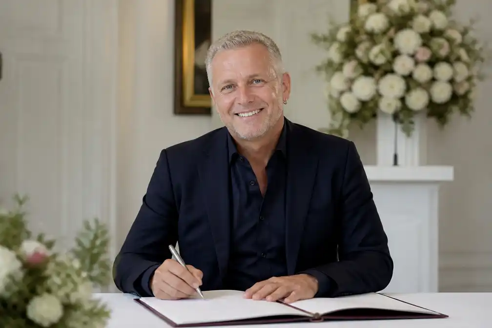 Gordon 'overspoeld' met verzoeken om bruiloften te leiden
